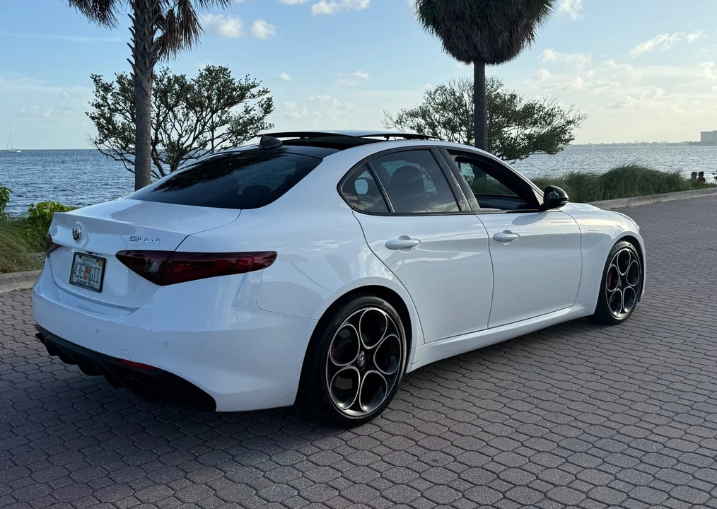 2022 Alfa Romeo Giulia - Image 2 of 26