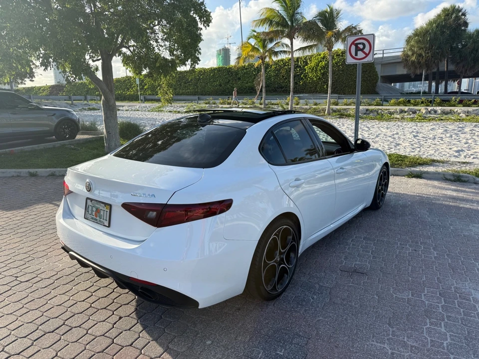 2022 Alfa Romeo Giulia - Image 7 of 26
