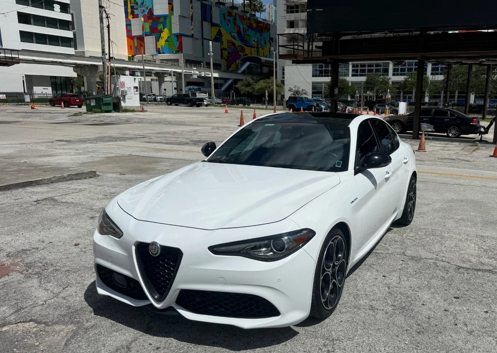 2022 Alfa Romeo Giulia - Image 10 of 26