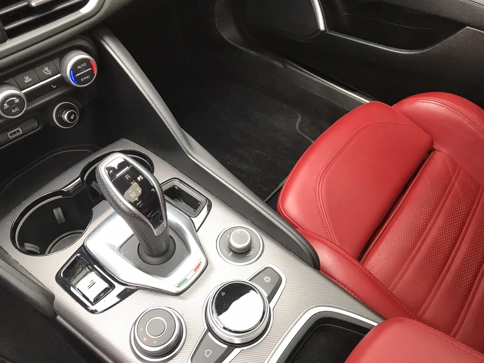 2022 Alfa Romeo Giulia - Image 14 of 20