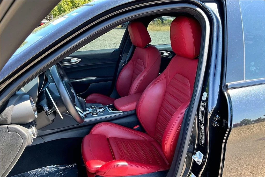 2022 Alfa Romeo Giulia - Image 9 of 31