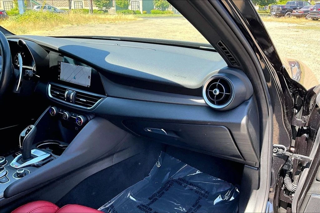 2022 Alfa Romeo Giulia - Image 18 of 31