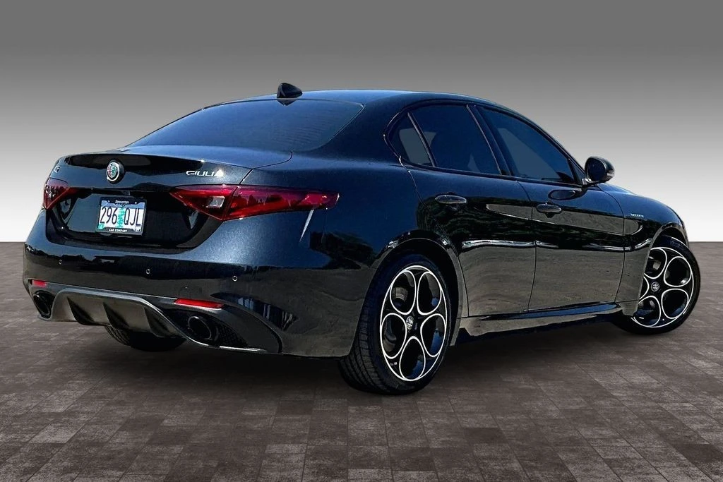 2022 Alfa Romeo Giulia - Image 13 of 31