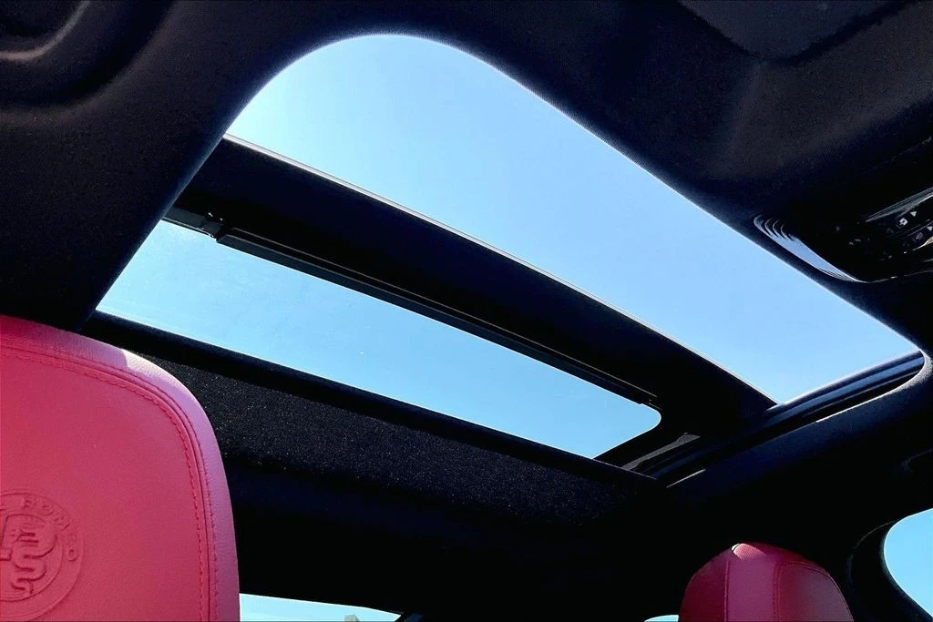 2022 Alfa Romeo Giulia - Image 14 of 31