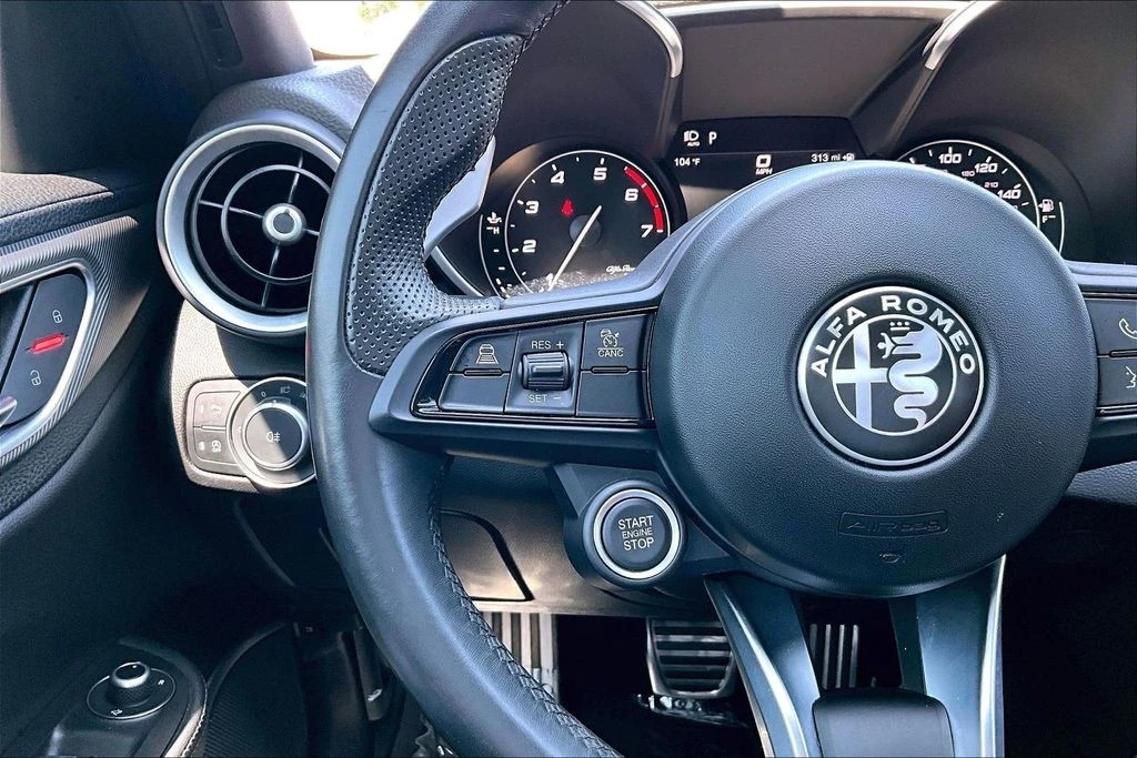 2022 Alfa Romeo Giulia - Image 23 of 31