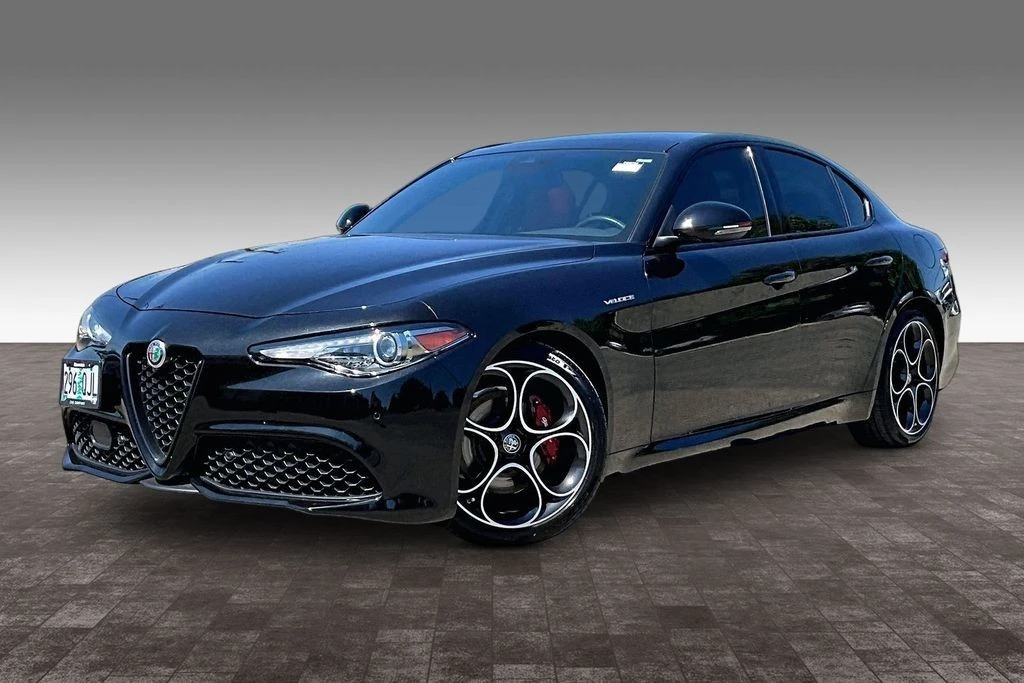 2022 Alfa Romeo Giulia - Image 2 of 31