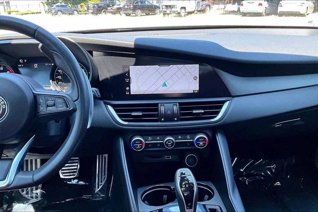 2022 Alfa Romeo Giulia - Image 8 of 31