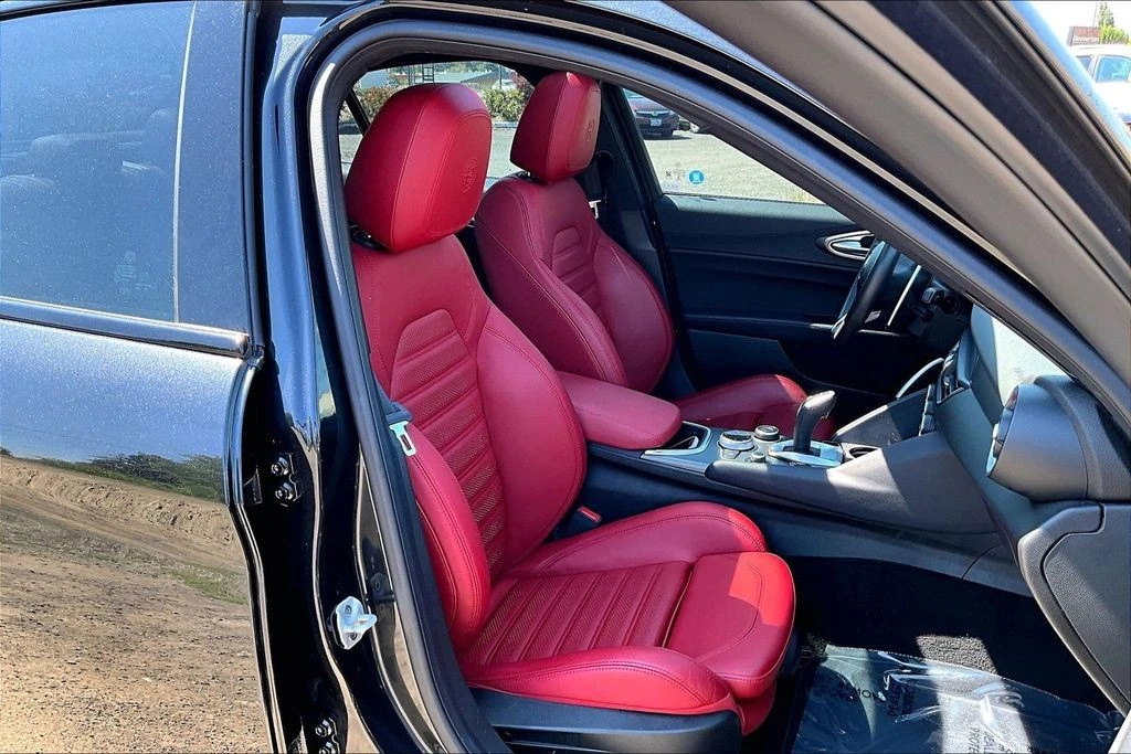 2022 Alfa Romeo Giulia - Image 10 of 31