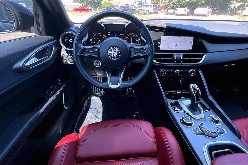 2022 Alfa Romeo Giulia - Image 7 of 31