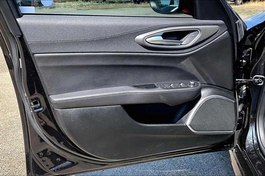 2022 Alfa Romeo Giulia - Image 21 of 31