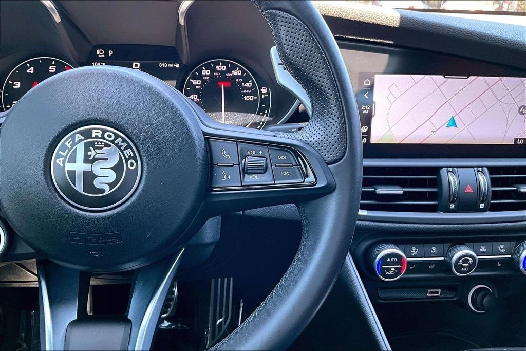 2022 Alfa Romeo Giulia - Image 24 of 31
