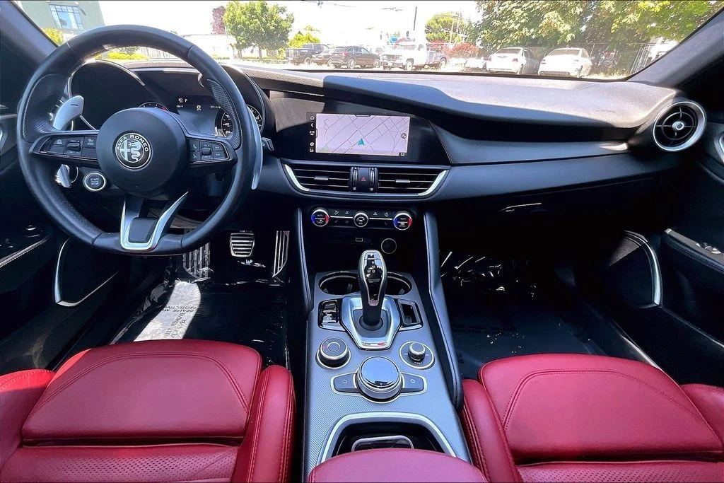 2022 Alfa Romeo Giulia - Image 15 of 31