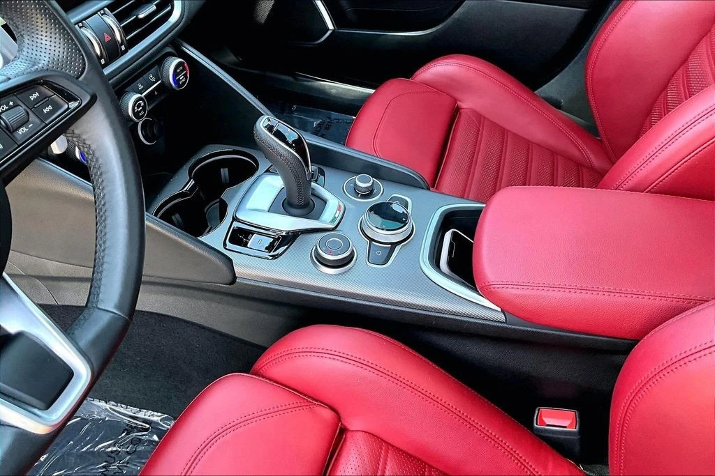 2022 Alfa Romeo Giulia - Image 16 of 31