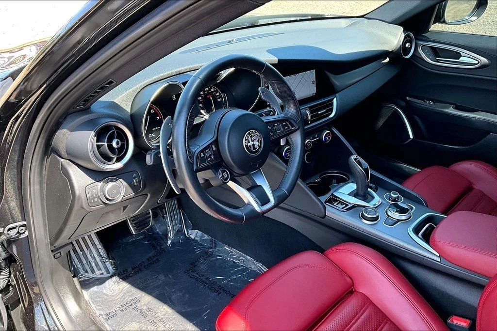 2022 Alfa Romeo Giulia - Image 17 of 31