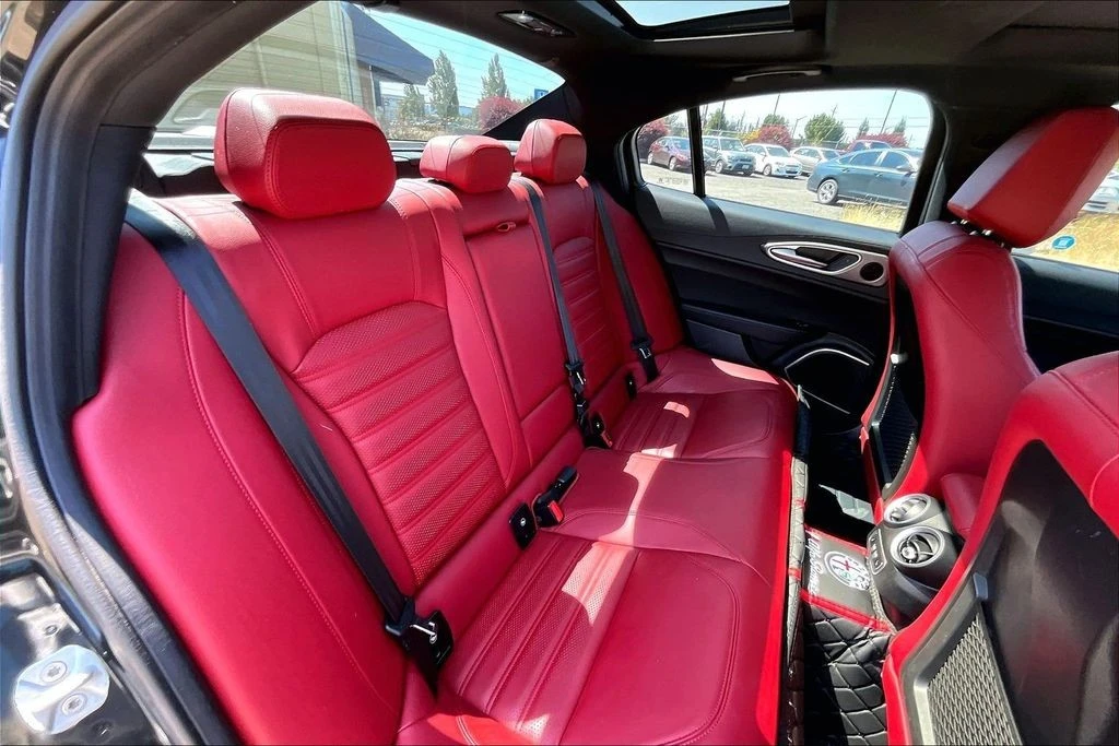 2022 Alfa Romeo Giulia - Image 19 of 31