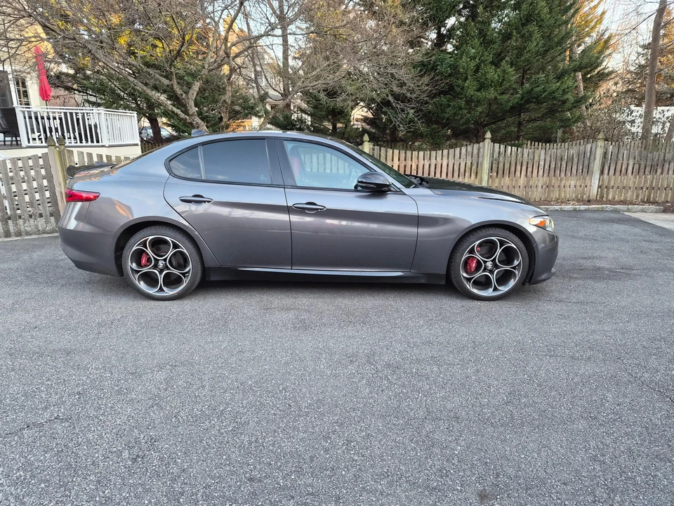 2022 Alfa Romeo Giulia - Image 16 of 31