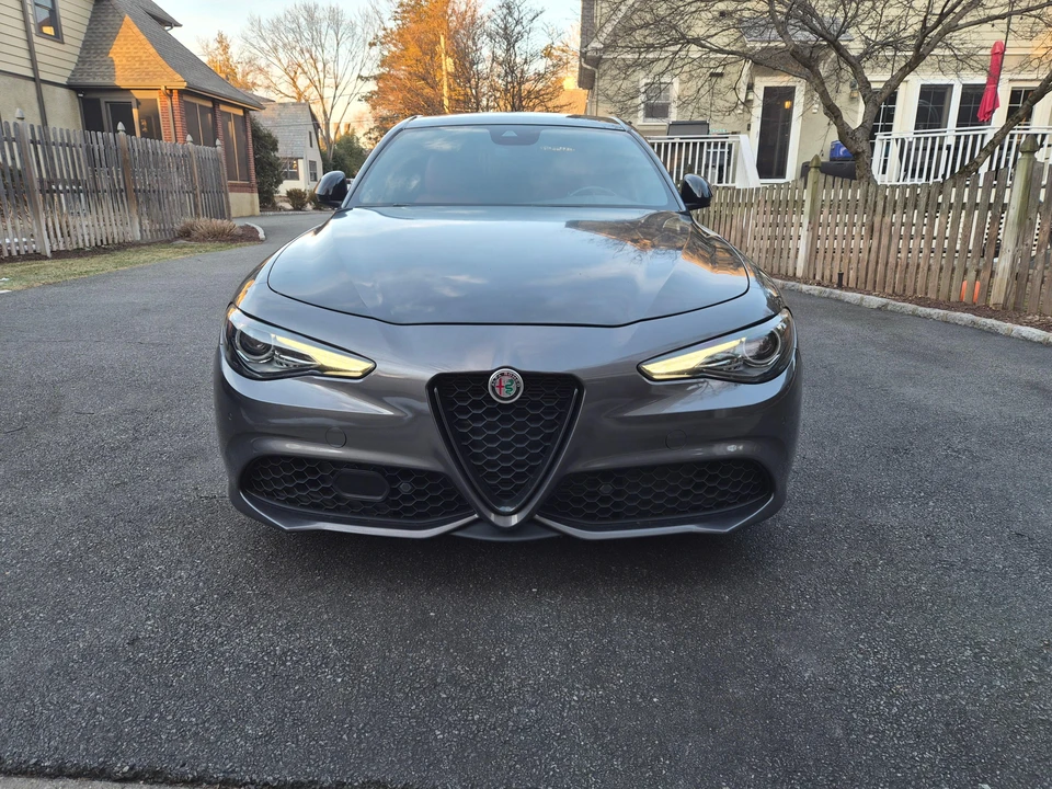 2022 Alfa Romeo Giulia - Image 8 of 31