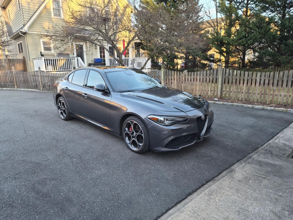 2022 Alfa Romeo Giulia - Image 17 of 31