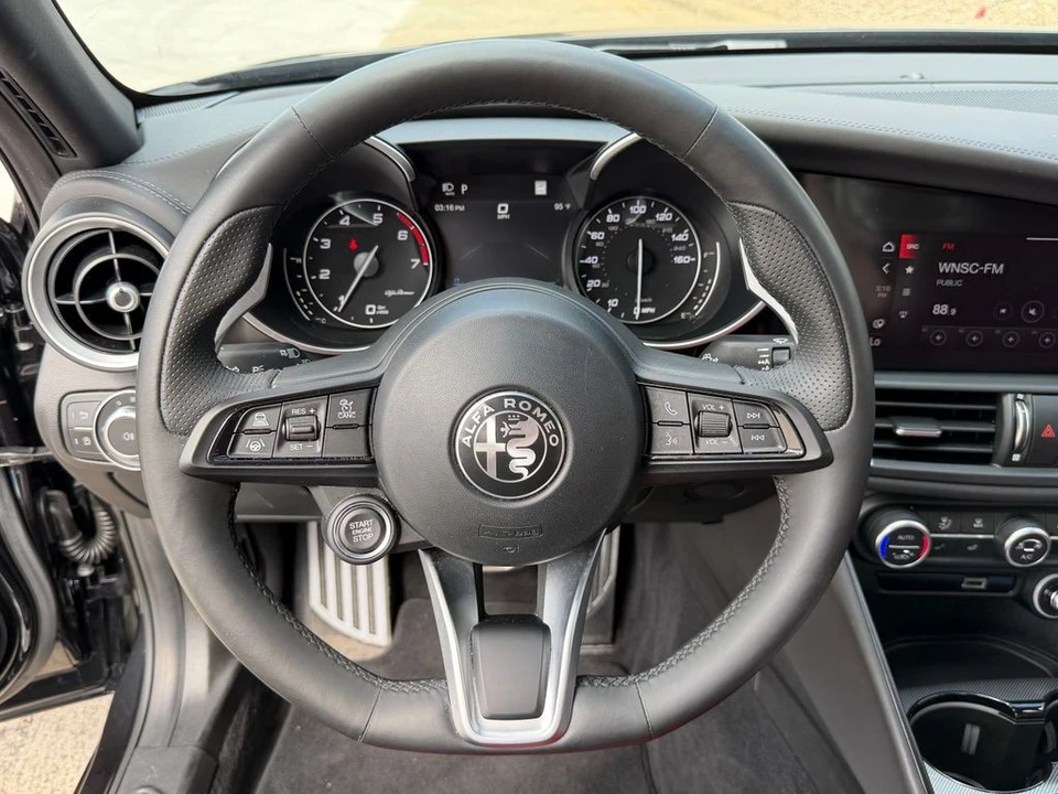 2022 Alfa Romeo Giulia - Image 16 of 21