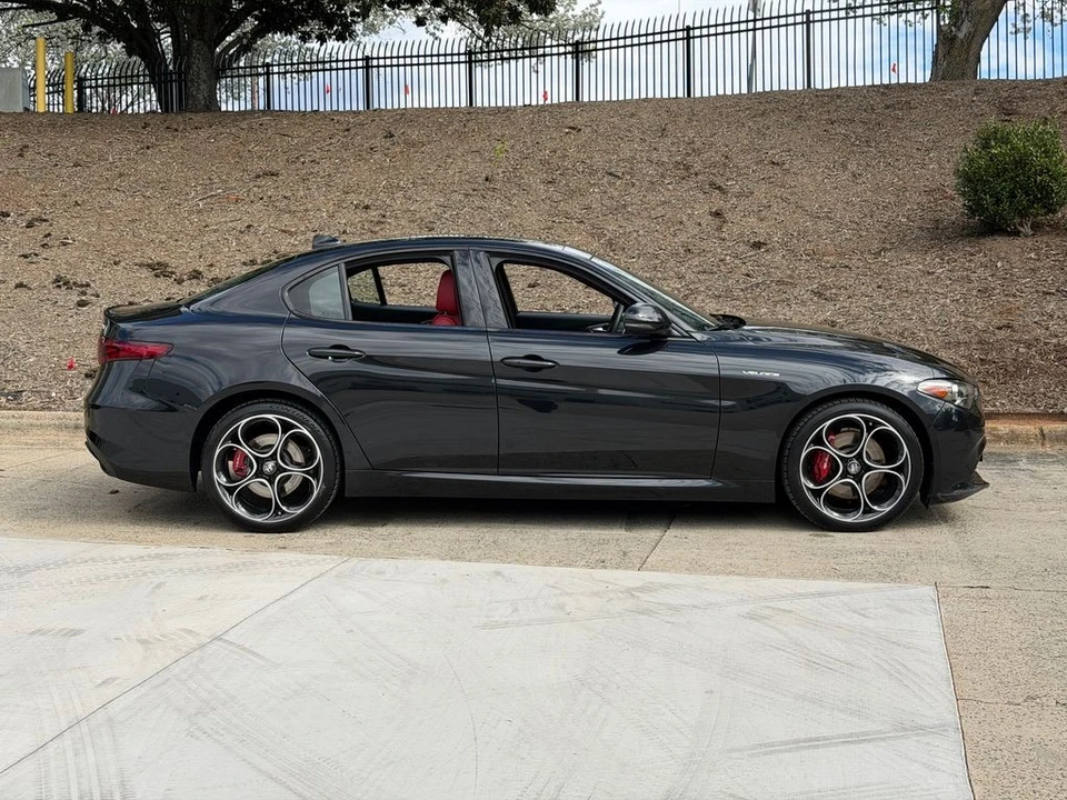 2022 Alfa Romeo Giulia - Image 2 of 21