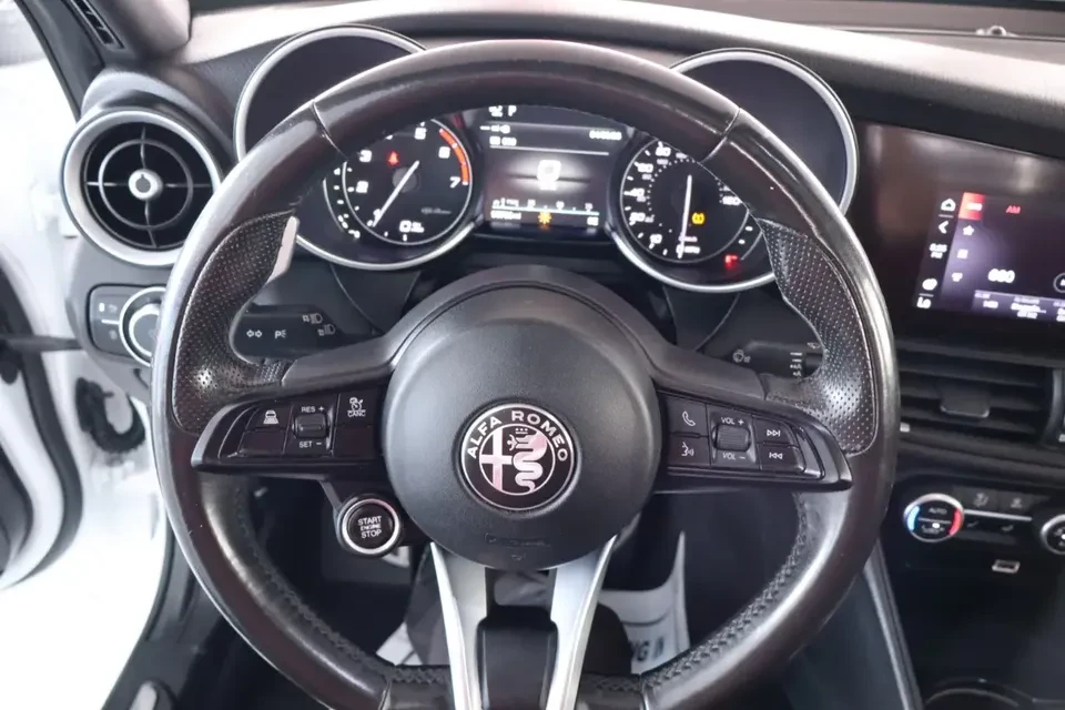 2022 Alfa Romeo Giulia - Image 5 of 7