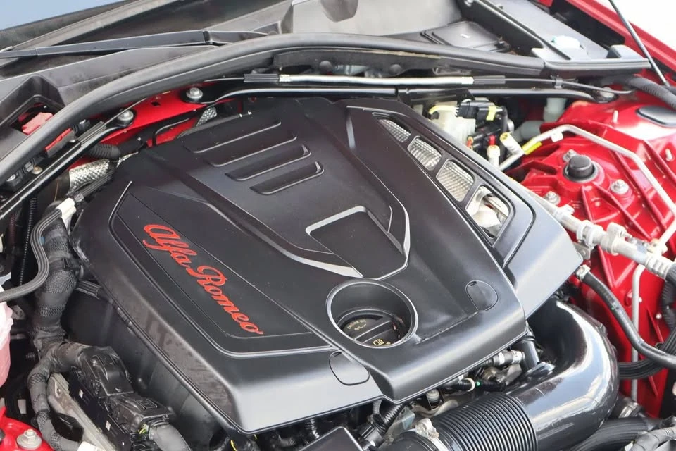 2022 Alfa Romeo Giulia - Image 15 of 16