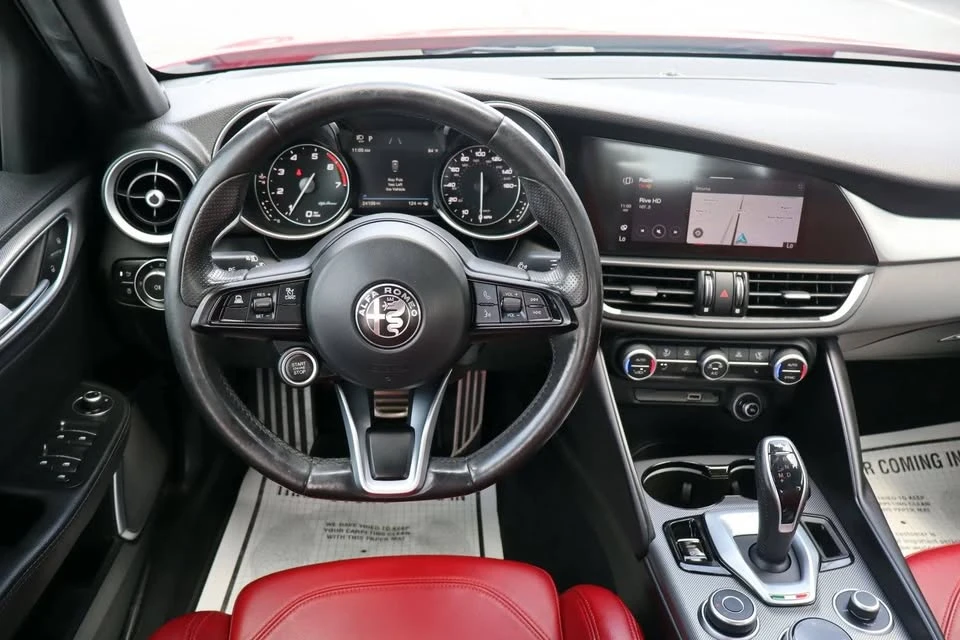 2022 Alfa Romeo Giulia - Image 9 of 16