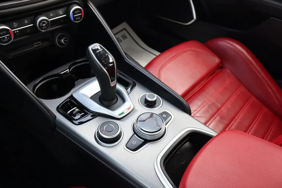 2022 Alfa Romeo Giulia - Image 10 of 19