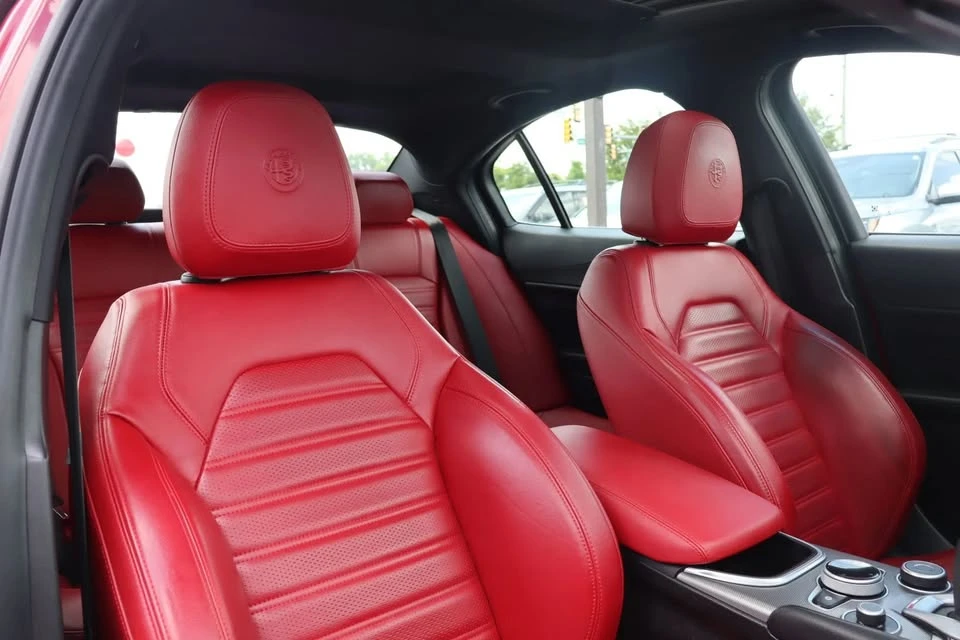 2022 Alfa Romeo Giulia - Image 15 of 19