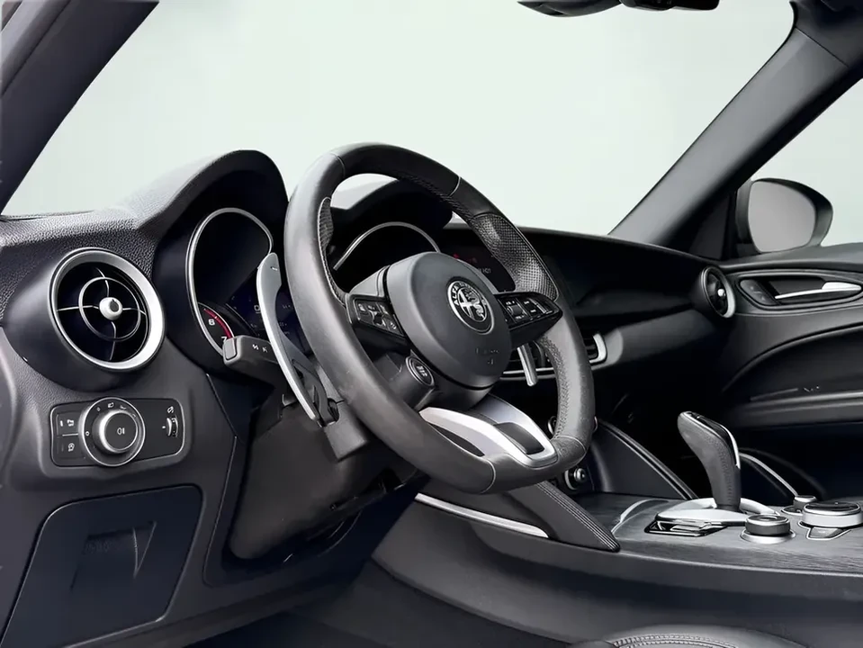 2022 Alfa Romeo Stelvio - Image 2 of 20
