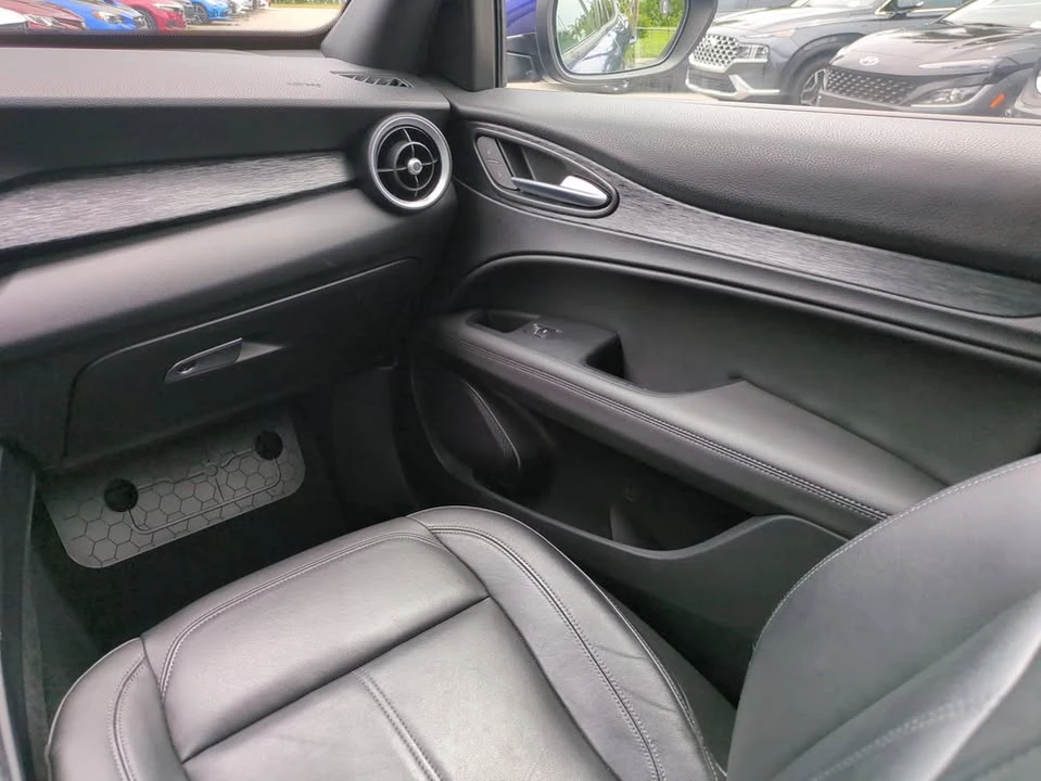 2022 Alfa Romeo Stelvio - Image 17 of 19