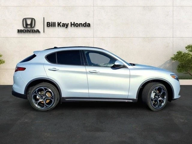 2022 Alfa Romeo Stelvio - Image 2 of 20
