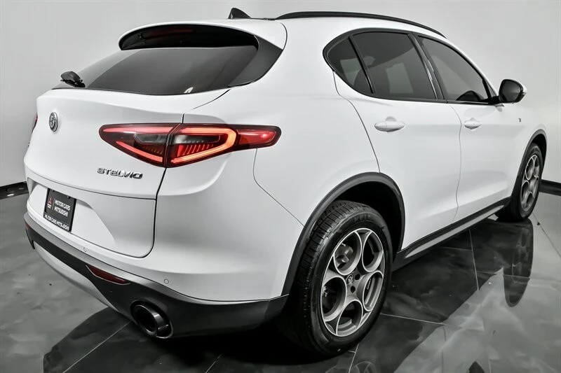2022 Alfa Romeo Stelvio - Image 11 of 12