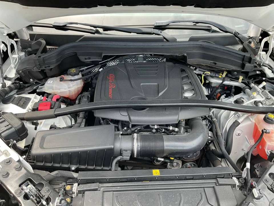 2022 Alfa Romeo Stelvio - Image 14 of 15
