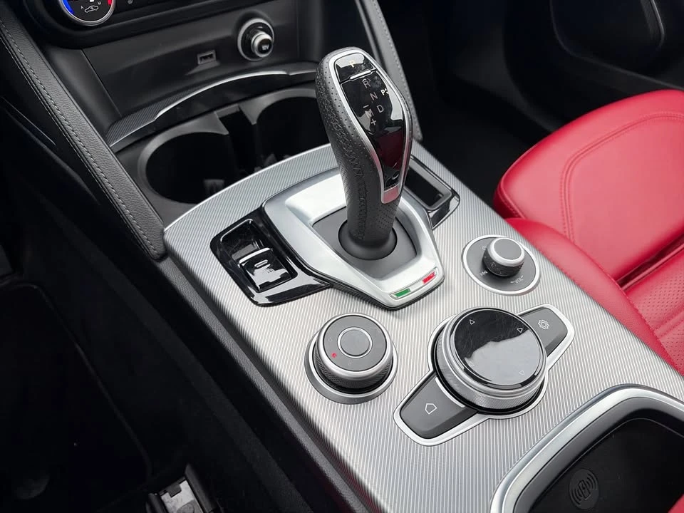 2022 Alfa Romeo Giulia - Image 12 of 17
