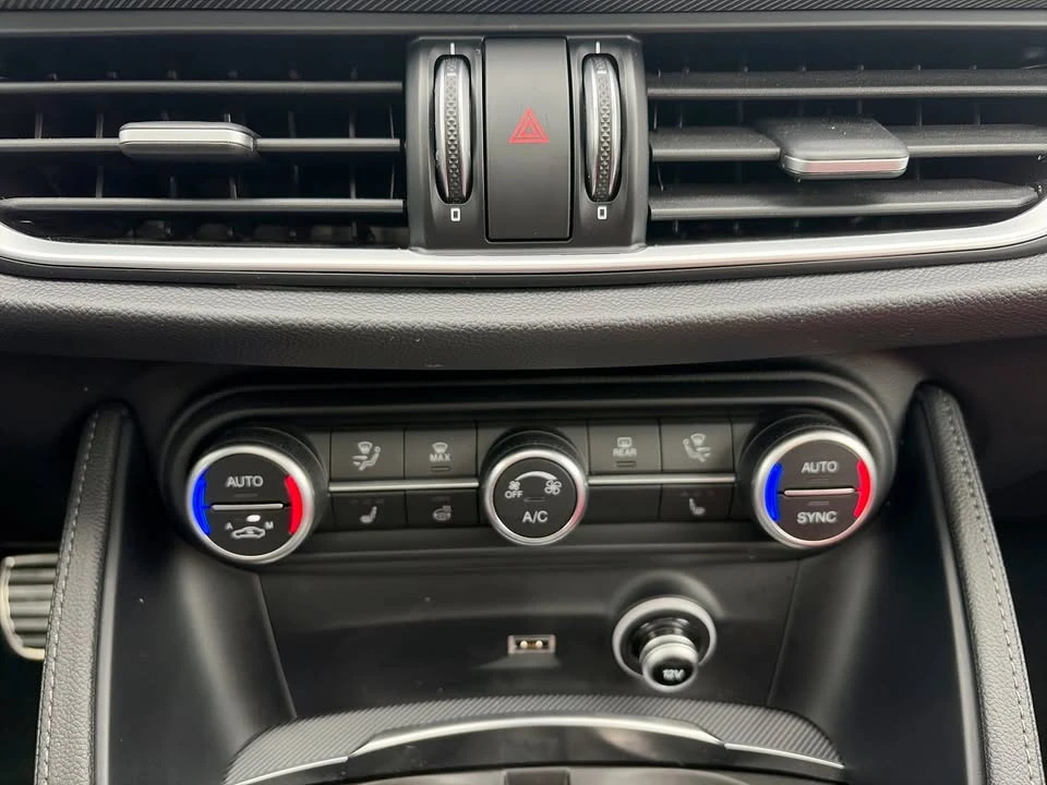 2022 Alfa Romeo Giulia - Image 11 of 17