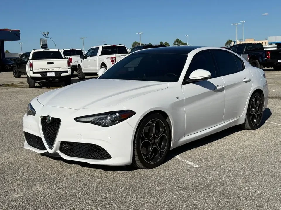 2022 Alfa Romeo Giulia - Image 5 of 7