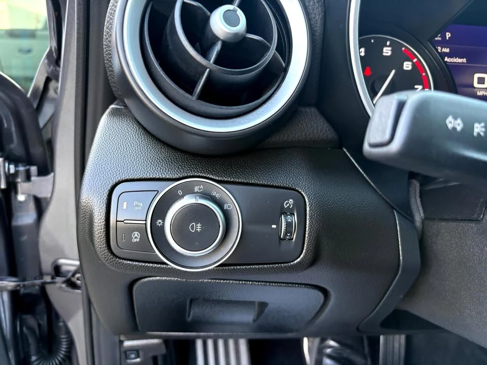 2022 Alfa Romeo Giulia - Image 16 of 20
