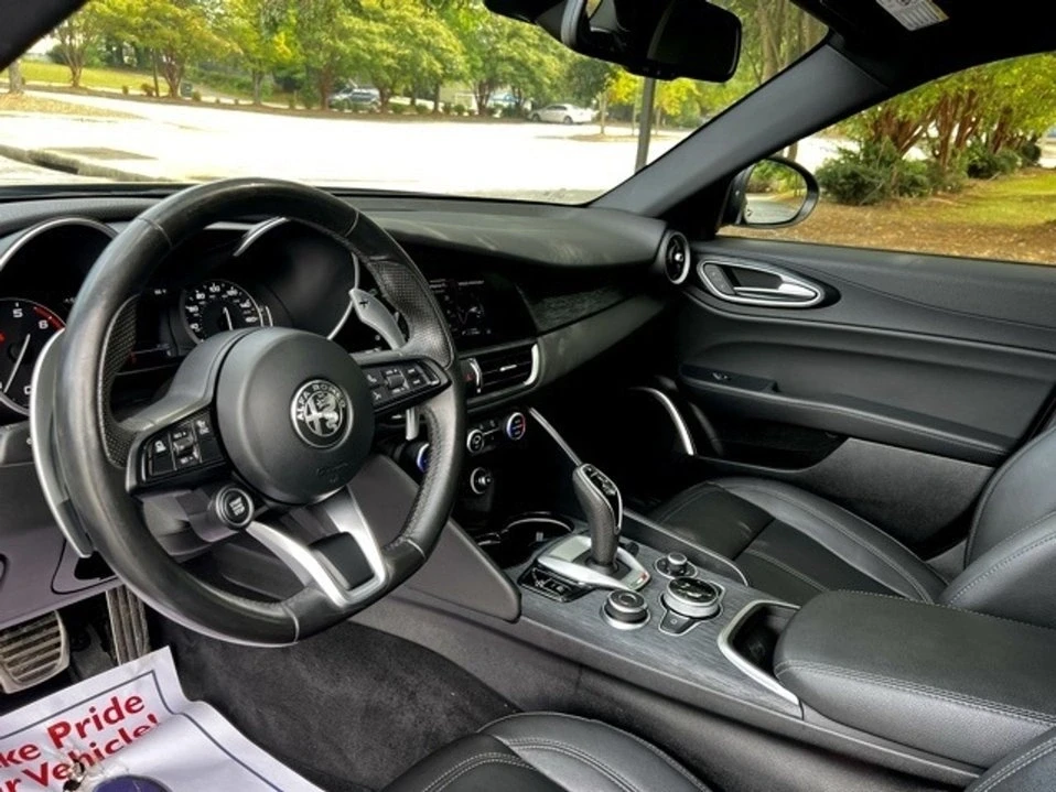 2022 Alfa Romeo Giulia - Image 14 of 20