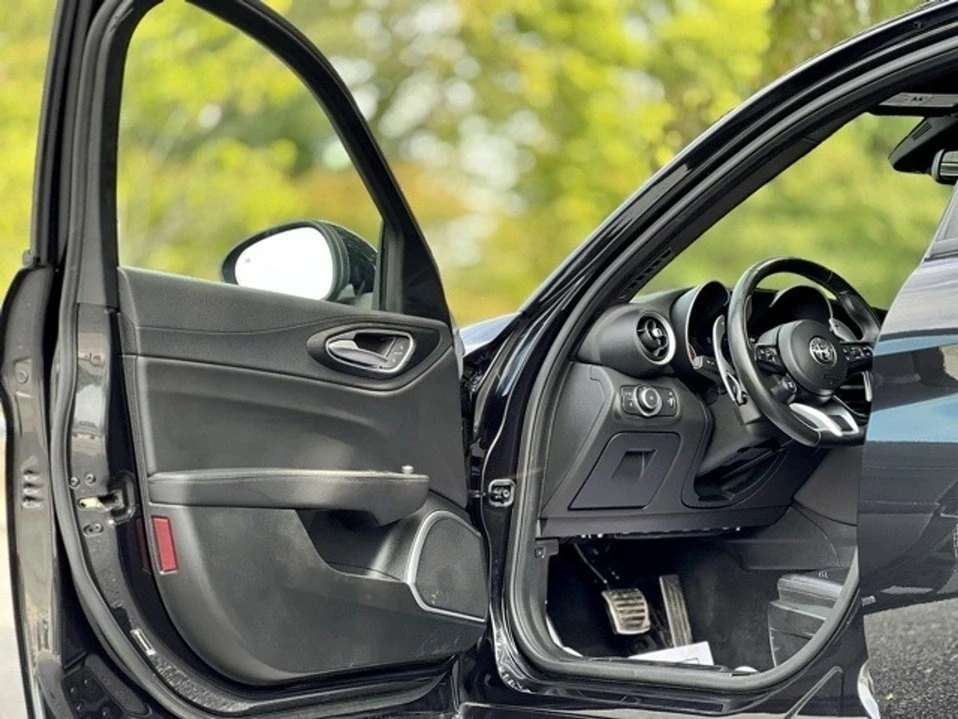 2022 Alfa Romeo Giulia - Image 12 of 20