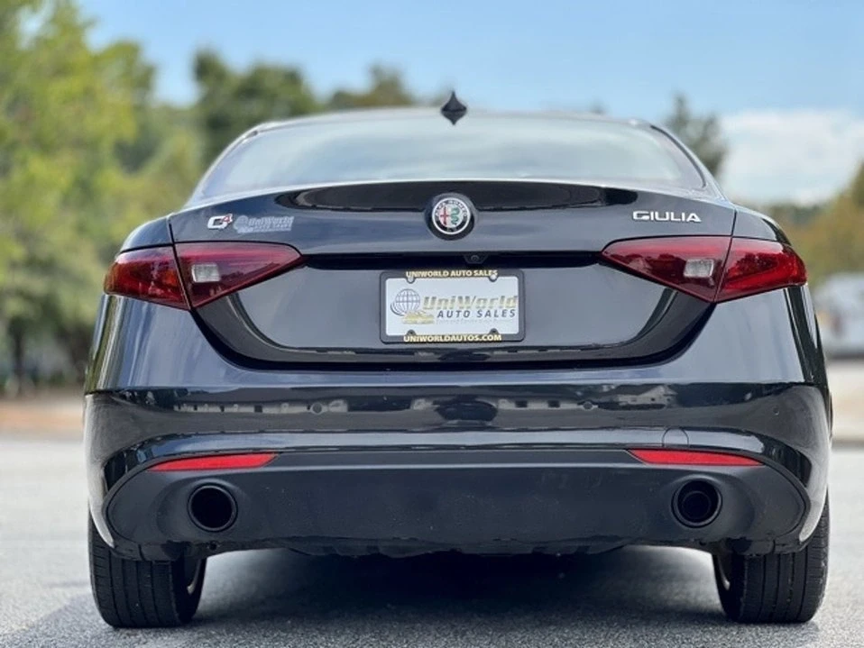 2022 Alfa Romeo Giulia - Image 8 of 20