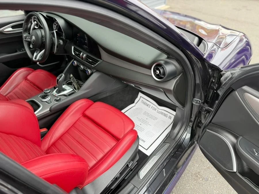 2022 Alfa Romeo Giulia - Image 9 of 20