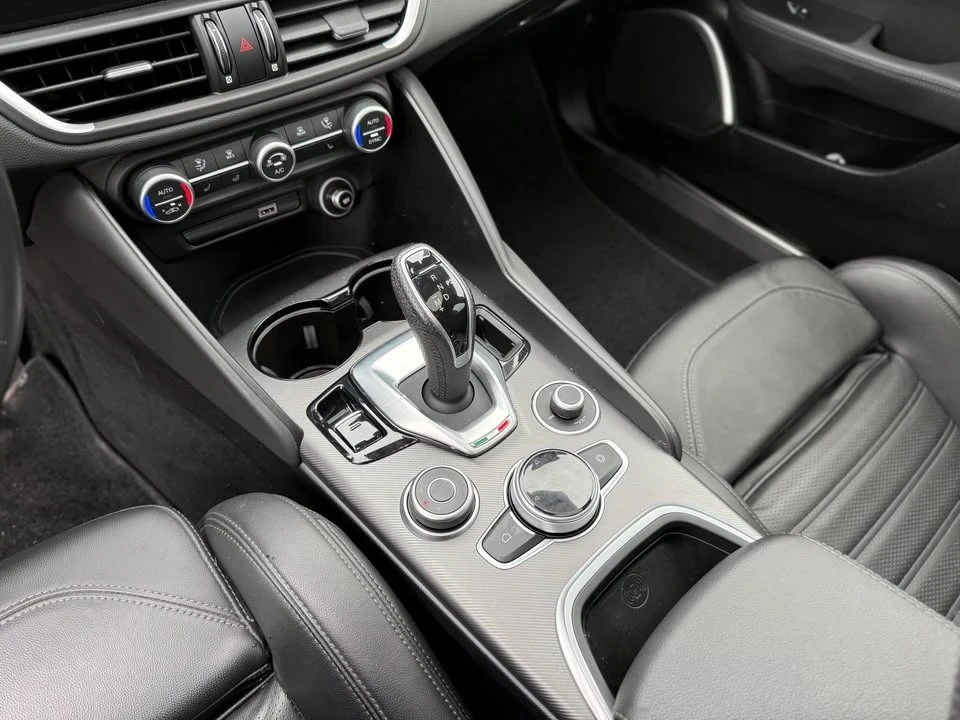 2022 Alfa Romeo Giulia - Image 10 of 14
