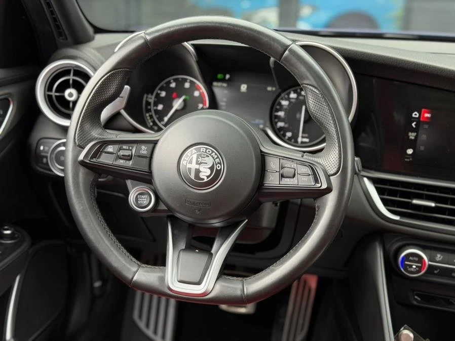 2022 Alfa Romeo Giulia - Image 19 of 20
