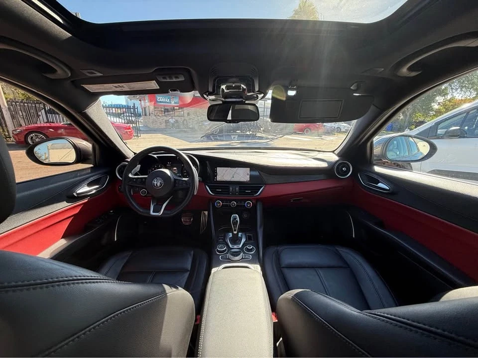 2022 Alfa Romeo Giulia - Image 9 of 18