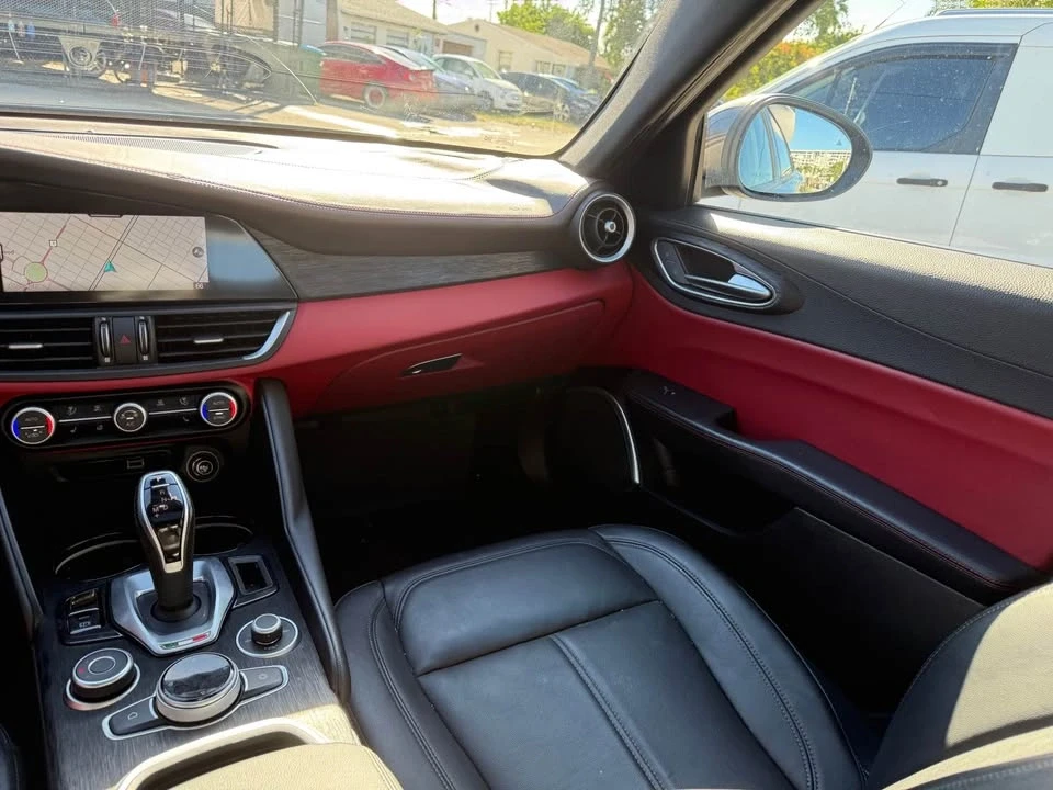 2022 Alfa Romeo Giulia - Image 15 of 18
