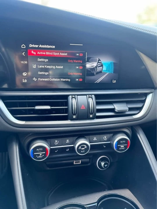 2022 Alfa Romeo Giulia - Image 14 of 16