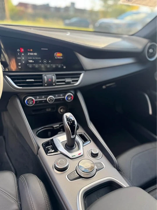 2022 Alfa Romeo Giulia - Image 13 of 16