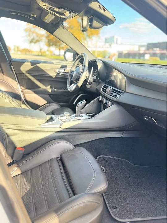 2022 Alfa Romeo Giulia - Image 5 of 16