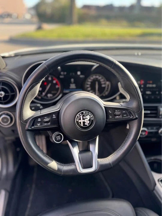 2022 Alfa Romeo Giulia - Image 12 of 16